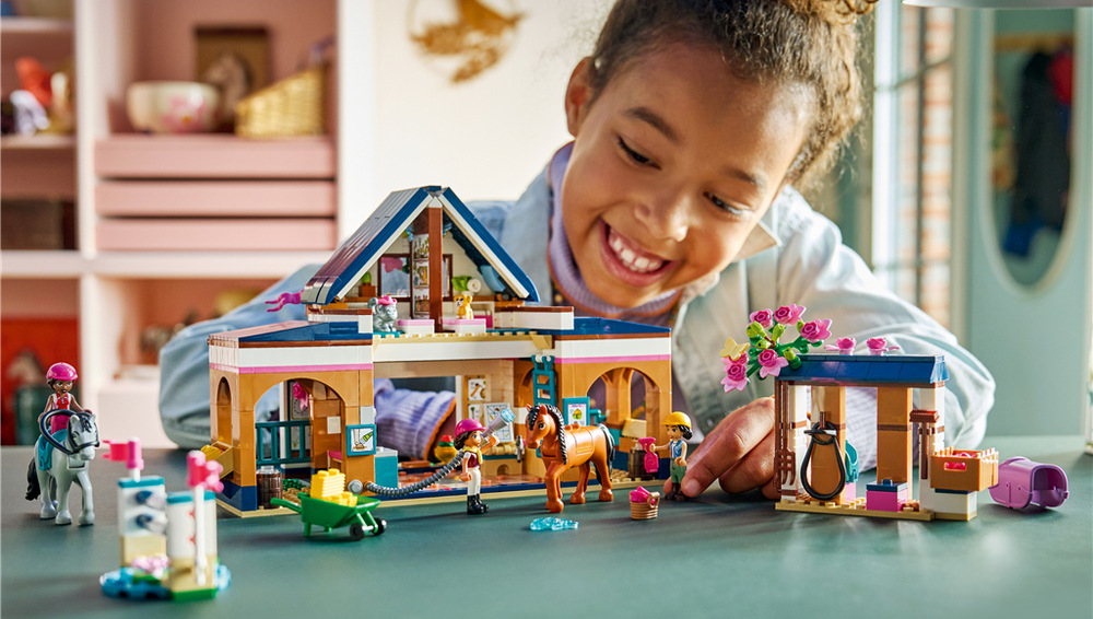 Stavebnica LEGO® Friends 42688 Konská stajňa a jazdecká akadémia Liann, Aliya a Cindy trénujú parkúr, zdolávajú dve prekážky a môžu si usporiadať vlastné jazdecké preteky.