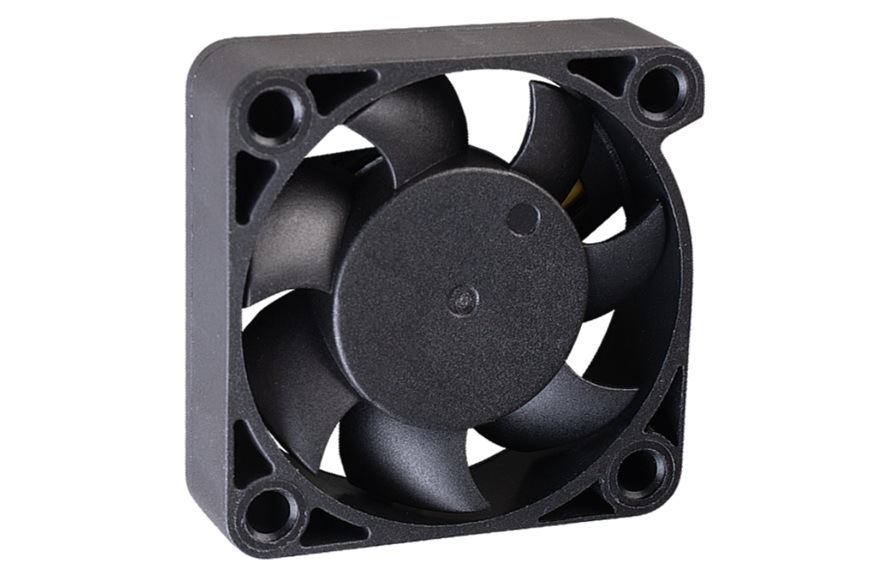 Ventilátor AKASA Black, 40×10 mm čierny Detail obrázku ventilátora.