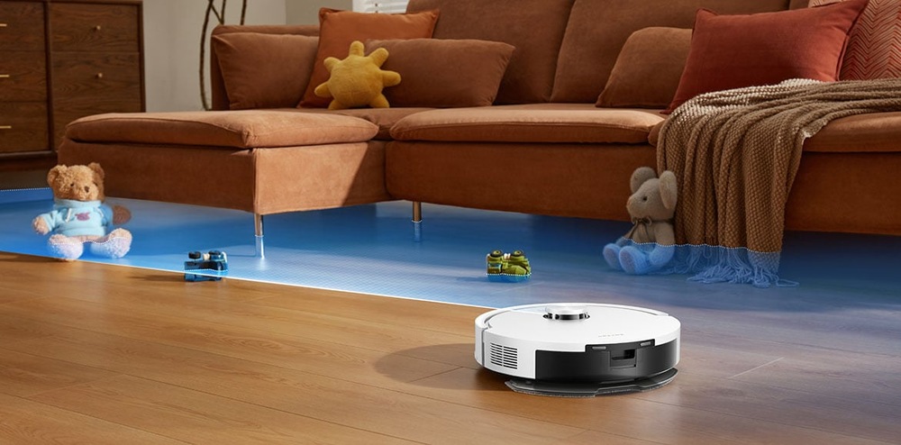 Robotický vysávač Dreame F20 Plus biely Dreame F20 Plus prechádza obývacou izbou a mapuje priestor na vytvorenie precíznej mapy upratovania.