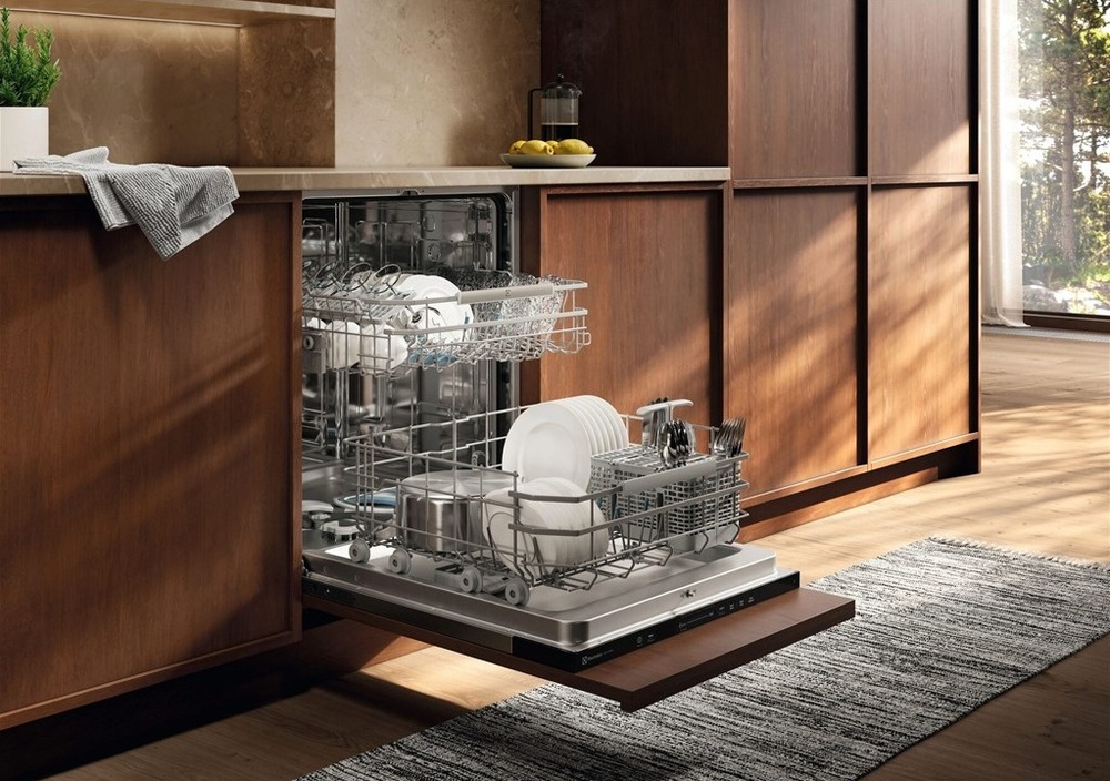 Vstavaná umývačka Electrolux E82LB120S séria 800 v kuchynskej linke s dreveným dekorom.