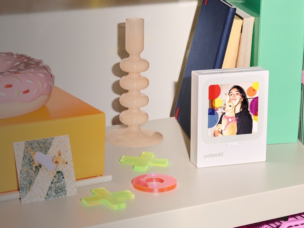 Fototlačiareň Polaroid Hi-Print 3x3 Pocket Photo Printer (10 ks) biela Fototlačiareň Polaroid Hi-Print 3x3 so zabudovaným rámčekom a fotkou