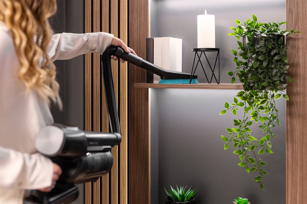 Tyčový vysávač Hisense HVC676999DA Hi-Move IX InverterTech sivý Žena vysáva prach s Tyčovým vysávačom Hisense HVC676999DA Hi-Move IX InverterTech