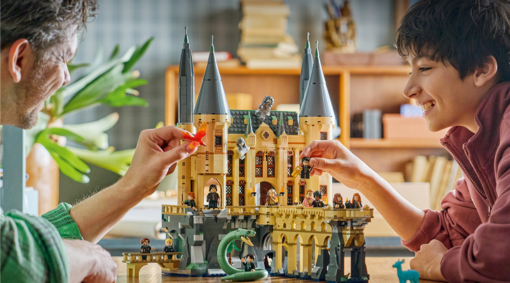 Stavebnica LEGO® Harry Potter™ 76473 Bradavický hrad: Východní křídlo Bradavice, ktoré môžu rásť s vašou zbierkou – Model je možné prepojiť s ďalšími stavebnicami a postupne vytvoriť rozsiahly hrad.