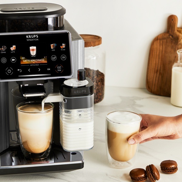 Výroba mliečneho nápoja s kávovarom Krups EA918GE0 Sensation Elite Hot & Cold