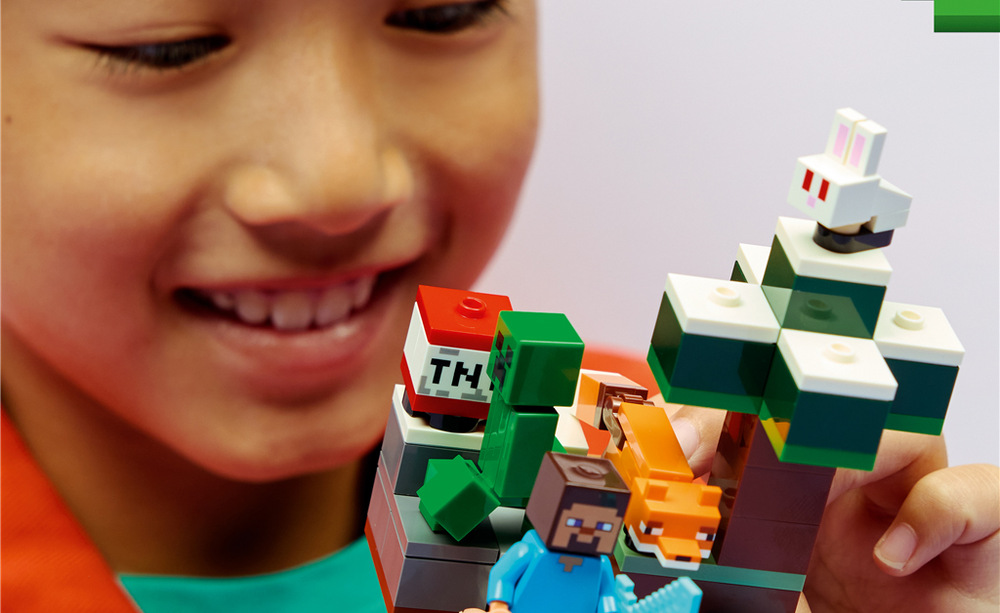Stavebnica LEGO® Minecraft® 21583 Steve a dobrodružství v tajze Stavebnica LEGO Minecraft prenáša deti do biomu tajgy, kde môžu so Stevom ťažiť diamanty a objavovať nové príbehy