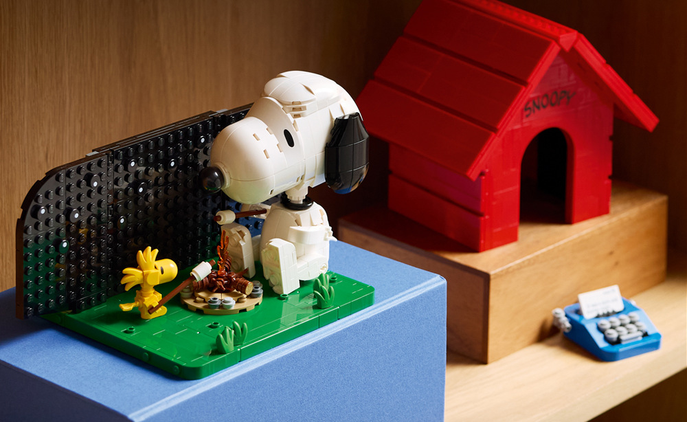 Stavebnica LEGO® Ideas 21368 Peanuts: Snoopyho bouda Snoopyho ikonická búda pripomína atmosféru komiksov Peanuts a umožňuje vytvárať rôzne známe scény.