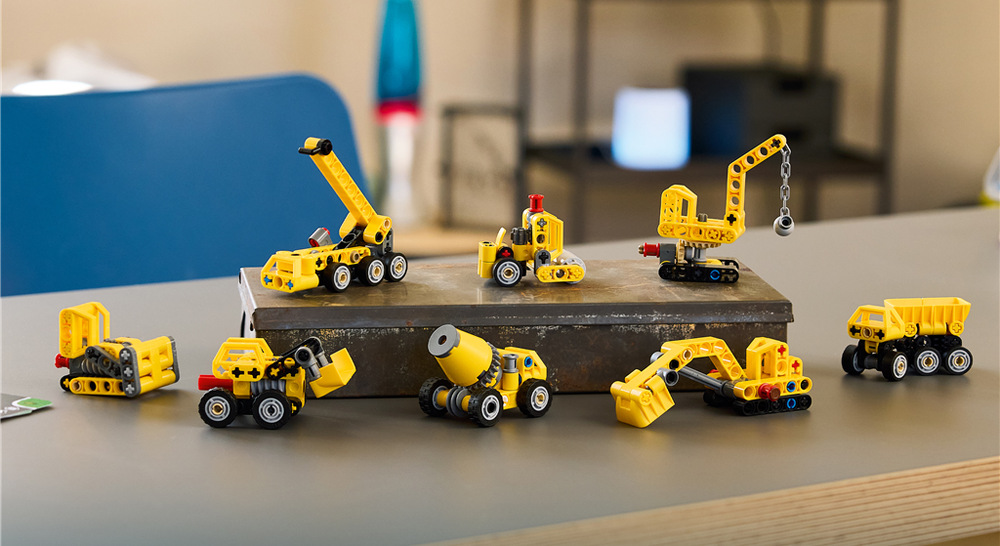 Stavebnica LEGO® Technic 42233 Mocné stroje Hracia karta s informáciami a obrázkom cesty rozširuje využitie modelov o zbieraní a spoločnú hru s kamarátmi.