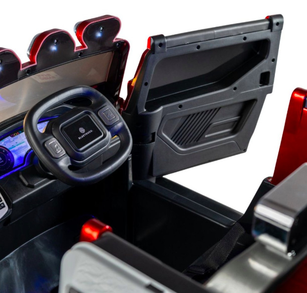 Elektrické autíčko Bluetouch off-road červený Detail interiéru autíčka BLUETOUCH s volantom, otvorenými dverami a bezpečnostným pásom