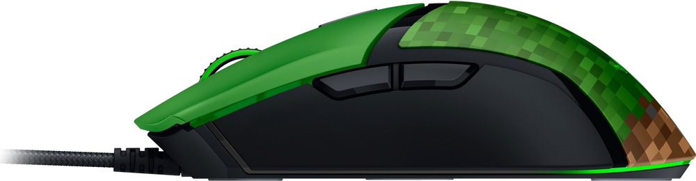 Myš Razer COBRA Lightweight Wired Minecraft Ed. zelená Na obrázku je bočný pohľad na drôtovú hernú myš Razer Cobra Minecraft Edition. Myš má čierno-zelené prevedenie s pixelovým motívom Minecraftu na zadnej časti a zeleným podsvietením pozdĺž spodnej hrany. Vľavo vedie z prednej časti opletený kábel. Na boku sú dve programovateľné tlačidlá pre palec a nízky ergonomický tvar určený na pohodlné hranie.