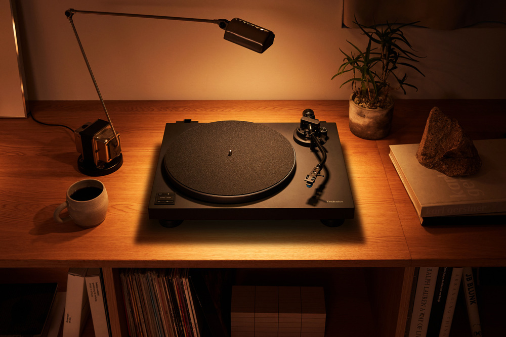 Gramofón Technics SL-40CBTE čierny Gramofón Technics SL-40CBTE-K na komode