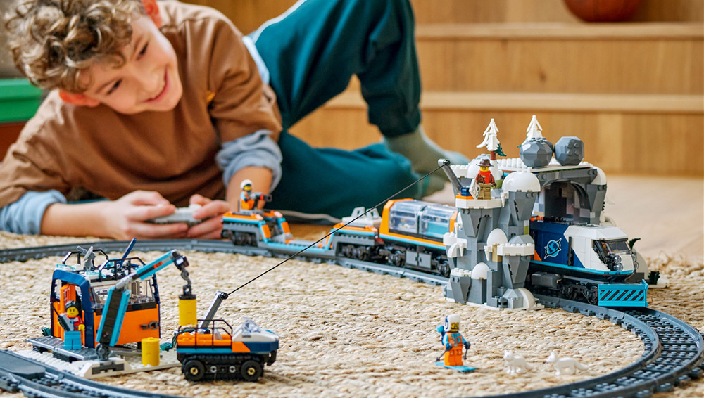 Stavebnica LEGO® City 60470 Polární expres pro průzkumníky Arktidy Motorizovaný vlak s 22 dielikmi koľají umožňuje deťom prechádzať arktickou krajinou a ovládať ho aplikáciou.
