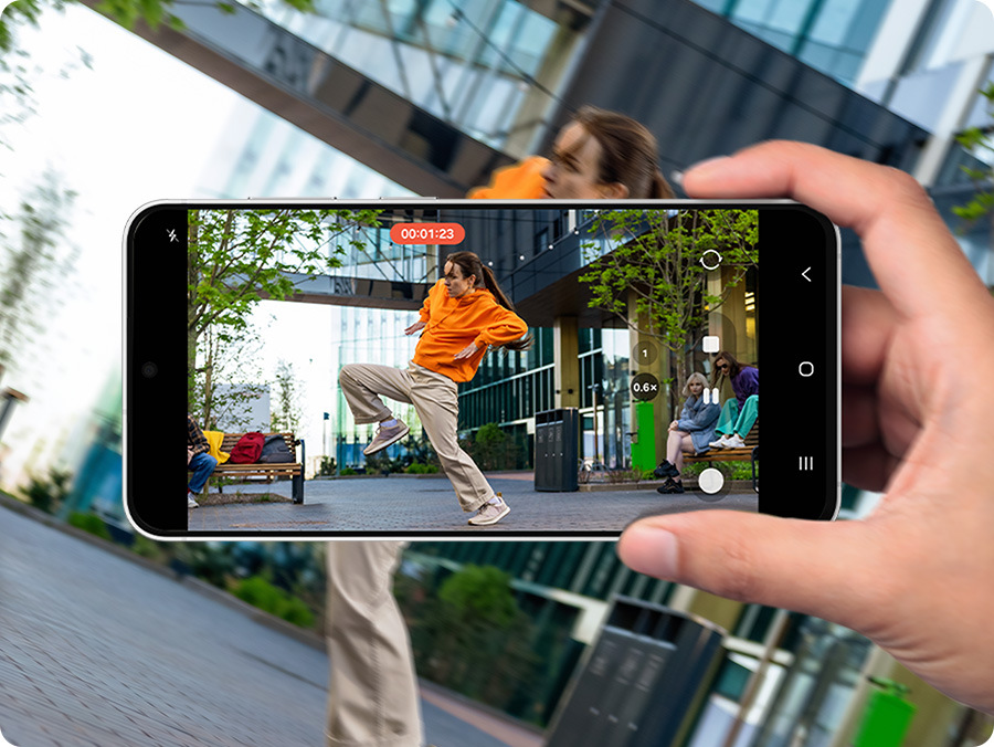 Mobilný telefón Samsung Galaxy S26 FE 5G 8 GB / 256 GB fialový Video natočené telefónom Galaxy S26 FE. Užívateľ pomocou funkcie Super Steady s horizontálnym zámkom zachytáva energický tanec.