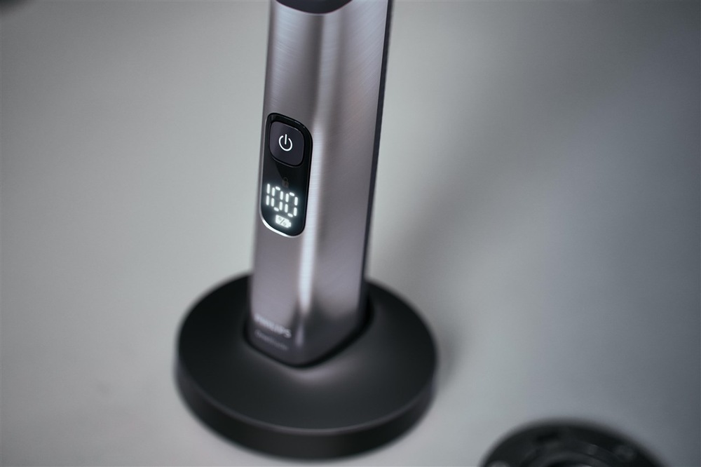 Zastrihávač fúzov Philips OneBlade Pro 360 QP6652/61 chróm Zastrihávač fúzov Philips OneBlade Pro 360 QP6652/61 chróm