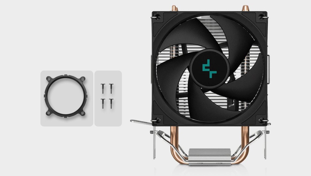 Vidíme čierny chladič CPU s veľkým ventilátorom a kovovými tepelnými trubicami. Vľavo je na svetlo šedom pozadí montážny krúžok a štyri pripevňovacie štipce.