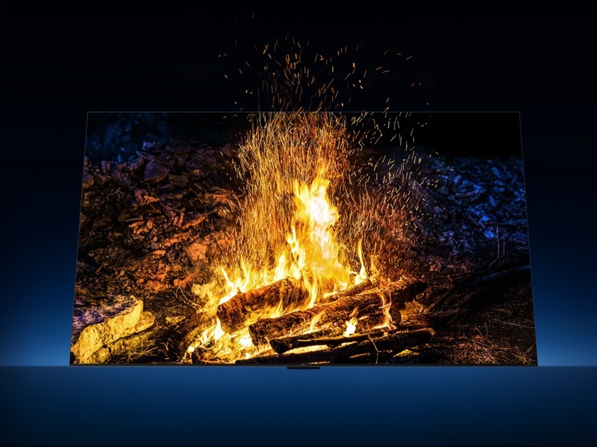 Televízia TCL 75C7L zobrazuje realistickú scénu horiaceho ohňa s iskrami, ukážka vysokého kontrastu, detailov a verného podania farieb.