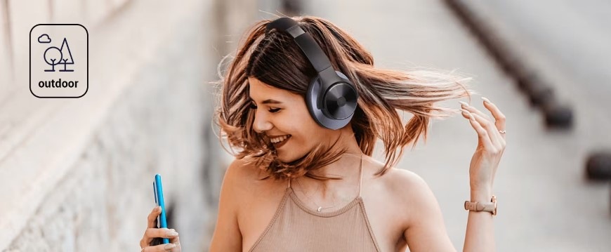 Slúchadlá OneOdio Focus A10 biela Žena s vzdušnými vlasmi si užíva počúvanie hudby zo slúchadiel OneOdio Focus A10 s príjemným dizajnom
