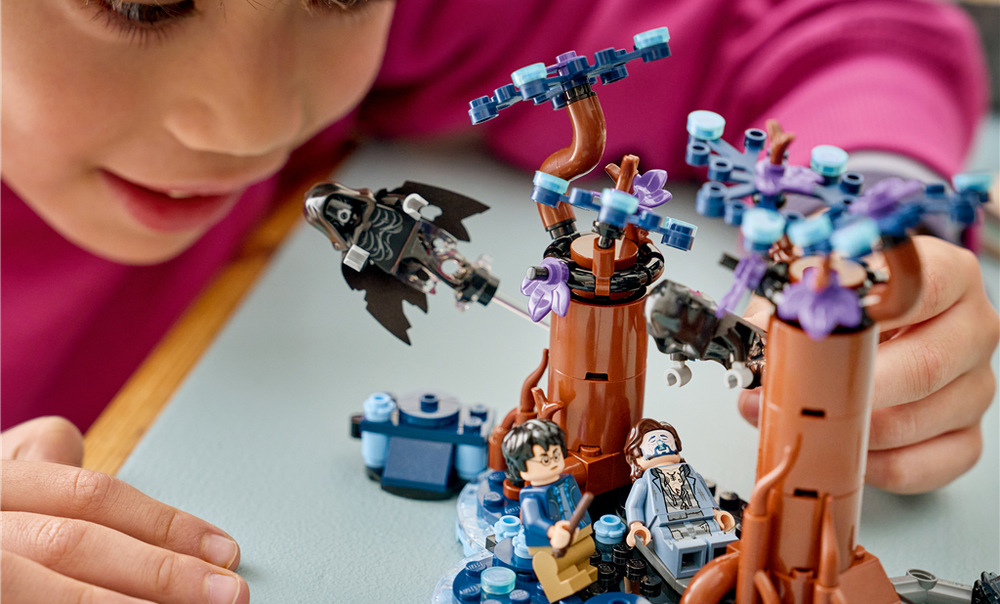 Stavebnica LEGO® Harry Potter™ 76475 Zapovězený les: Expecto Patronum Scéna zo Zapovedaného lesa približuje okamih, kedy Harry pomocou kúzla Expecto Patronum privolá jeleňového Patróna.
