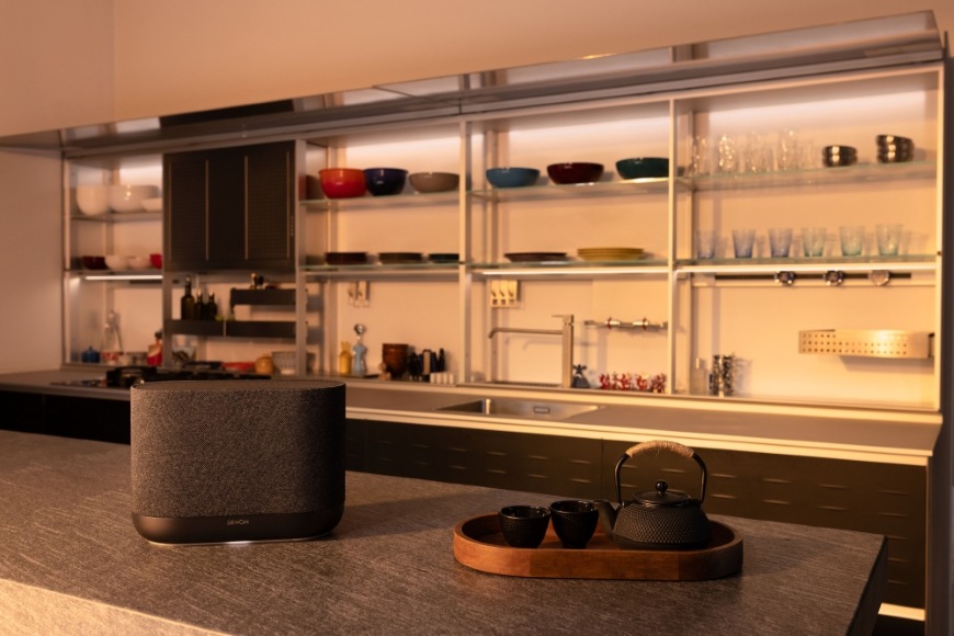 Miestnosť s reproduktorom Denon Home 400″ width=