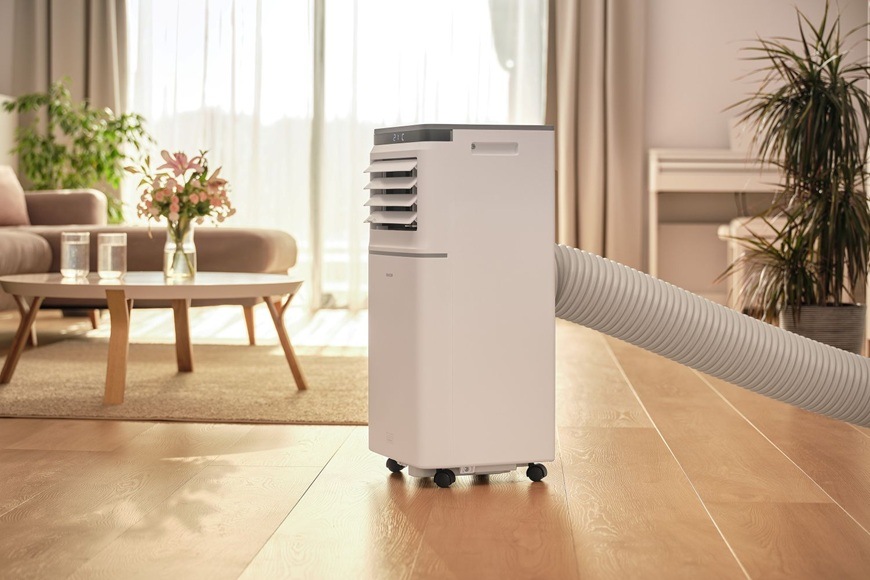 Mobilná klimatizácia Sencor SAC MT8042C Wi-Fi, 8 000 BTU/h biela Mobilná klimatizácia Sencor SAC MT8042C Wi-Fi s výkonom 8 000 BTU/h efektívne ochladzuje modernú obývaciu izbu a vďaka kompaktným rozmerom, kolieskam a flexibilnej odvodnej hadici ponúka ľahké premiestnenie aj pohodlné používanie.