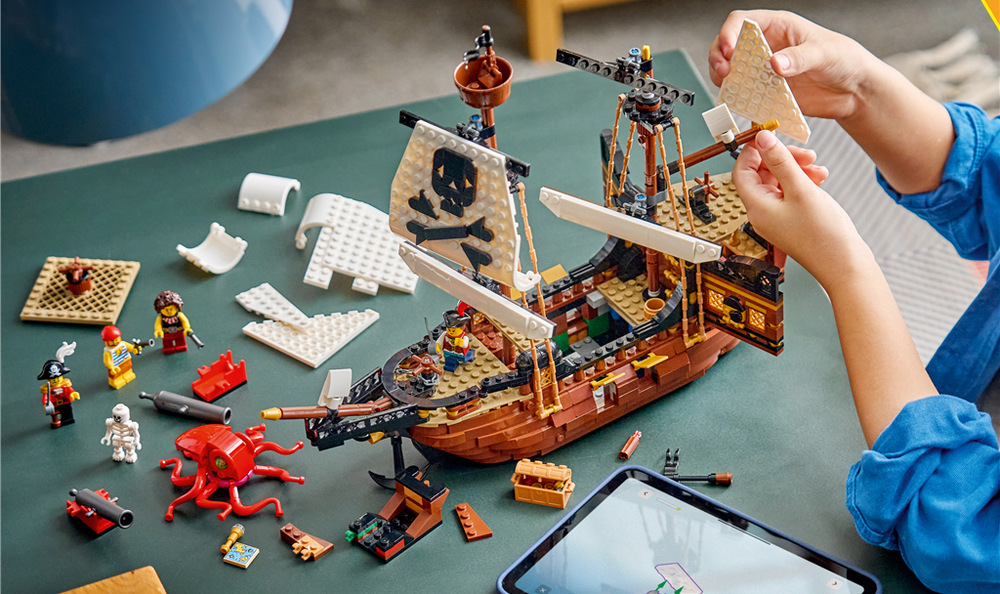 Stavebnica LEGO® Creator 3 v 1 31387 Kultovní pirátská loď Veľká pirátska loď ponúka kotvu, plachty a delá, zatiaľ čo hrad prinesie veža, mólo, palmu a jaskyňu.