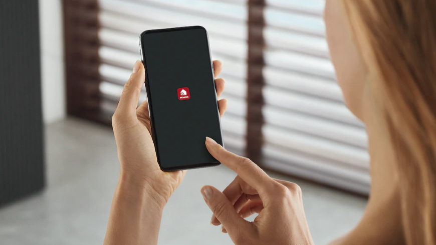 Žena používa mobilnú aplikáciu