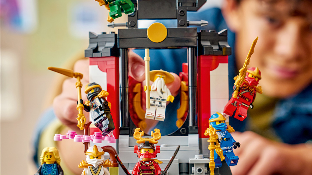 Stavebnica LEGO® NINJAGO® 71866 Výstavka nindžů: 15 let NINJAGO Osem minifigúrok LEGO z prvého radu umožní rozohrať známe scény aj vymýšľať vlastné nindžovské dobrodružstvá.
