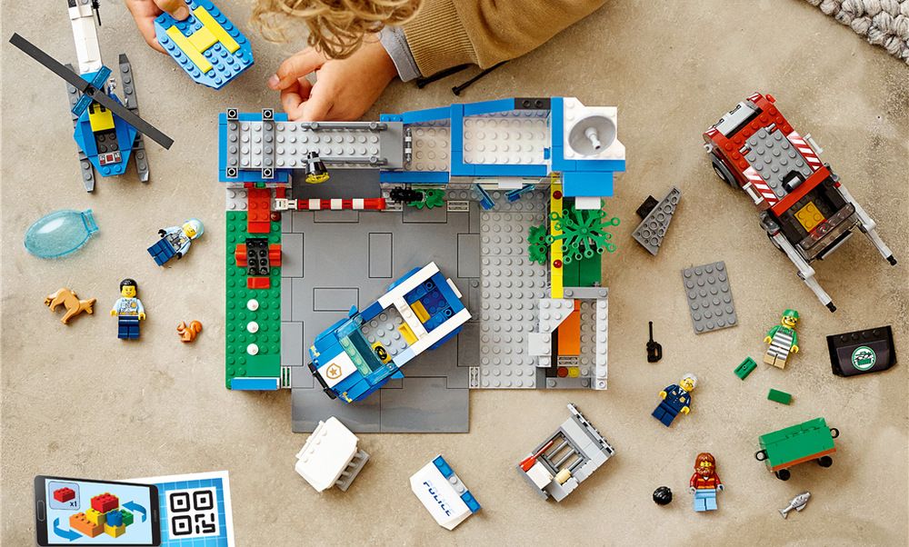 Stavebnica LEGO® City 60316 Policajná stanica 668 dielikov vytvorí policajnú stanicu s vrtuľníkom, vozidlami a množstvom doplnkov, ktoré obohatia detské herné scenáre.