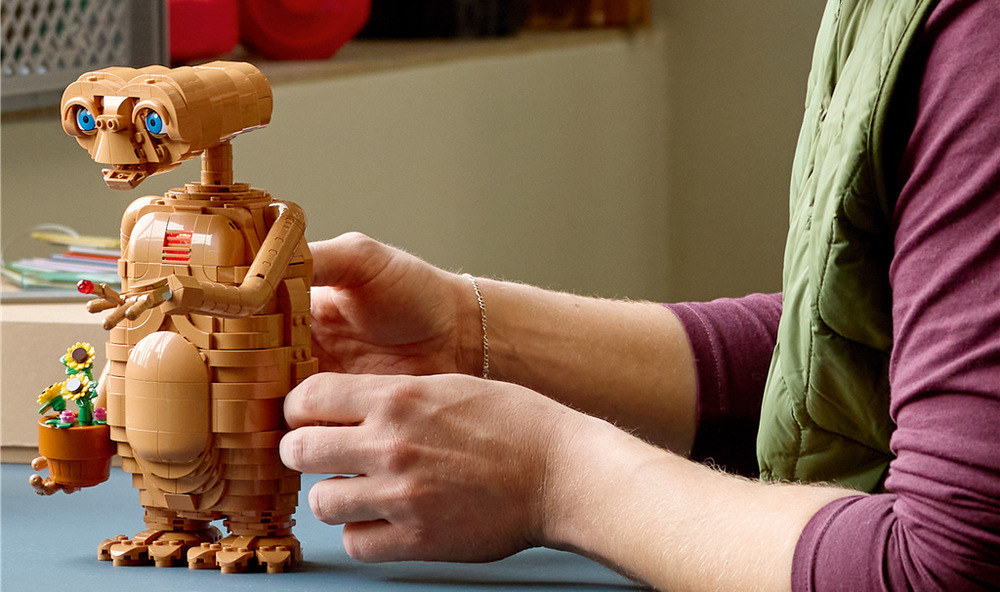 Stavebnica LEGO® Ideas 21370 E.T. the Extra-Terrestrial Charakteristický vzhľad E.T. podčiarkujú pohyblivé časti, ktoré umožňujú meniť jeho pózu.