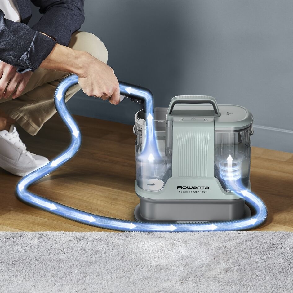 Čistič škvŕn Rowenta IN3020F0 Clean It Compact Animal zelený Muž drží tepovač Rowenta IN3020F0 Clean It Compact Animal ktorý vykonáva samočistenie