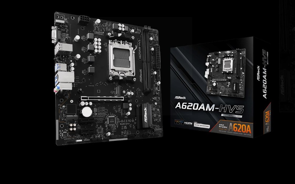 Základná doska ASRock A620AM-HVS čierna Obrázok základnej dosky ASRock A620AM-HVS vedľa krabicového balenia. Základná doska má niekoľko portov a slotov na čiernom pozadí.