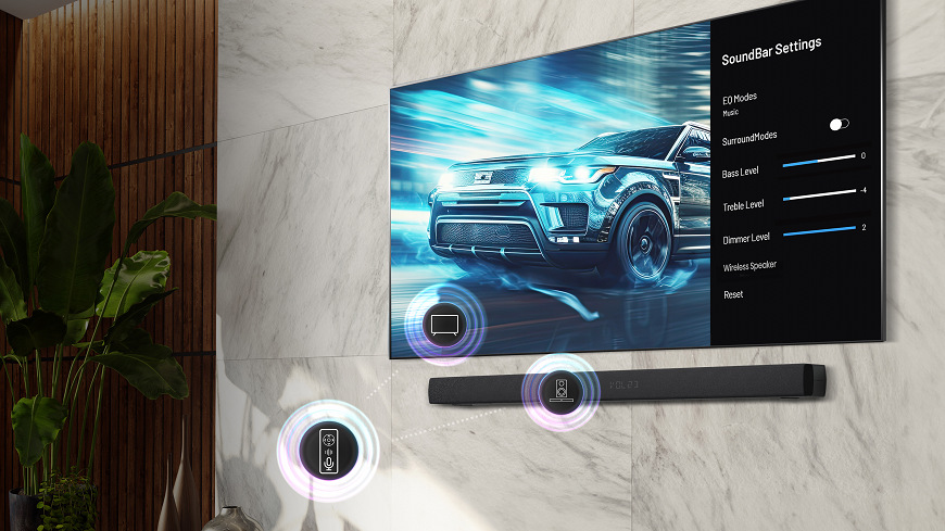Televízia Hisense 43A6S visí na stene a má na svojej obrazovke menu soundbaru