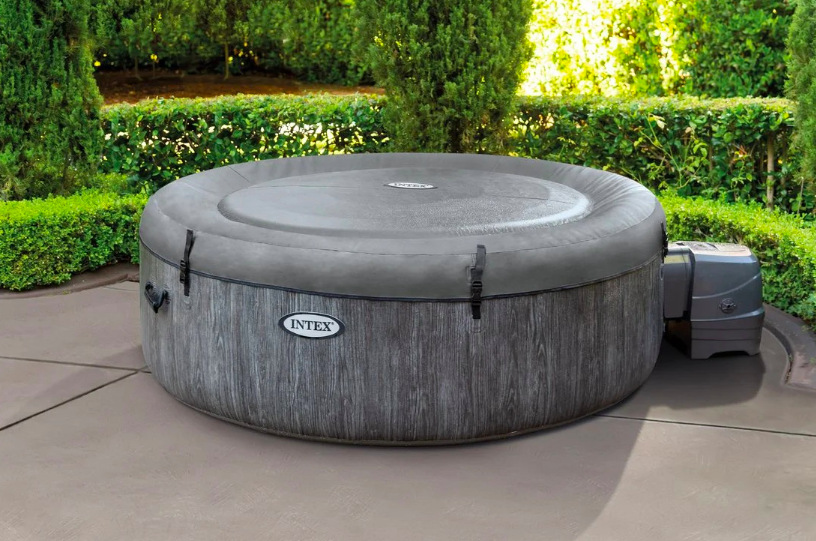Vírivka Intex 28440 Vírivka Intex PureSPA Greywood Deluxe™ s termoizolačným krytom na záhrade