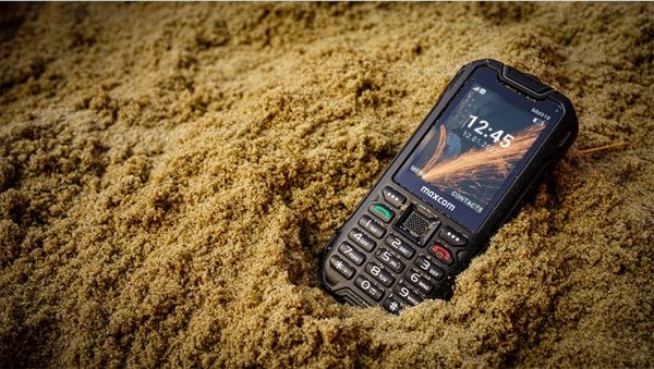 Mobilný telefón MaxCom MM918 L čierny Odolný telefón Strong MM918 L v piesku