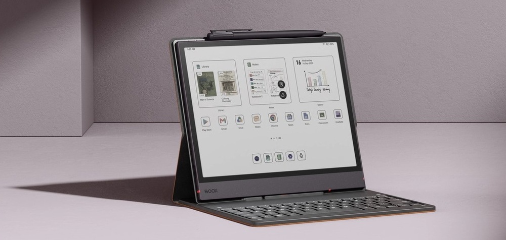 Čítačka kníh ONYX BOOX Note Air 6 C čierna E-čítačka Boox Note Air6 C v klávesnicovom púzdre postavená ako notebook s aplikáciami na displeji.