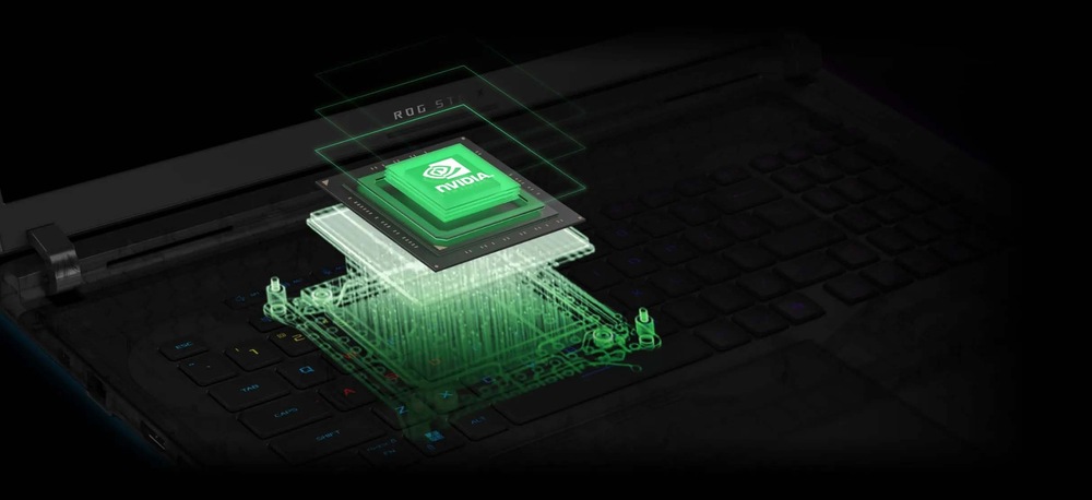Klávesnica notebooku s abstraktnou, zeleno žiariacim grafickým čipom NVIDIA vznášajúcim sa nad ňou, symbolizujúca pokročilú technológiu a výpočtový výkon.