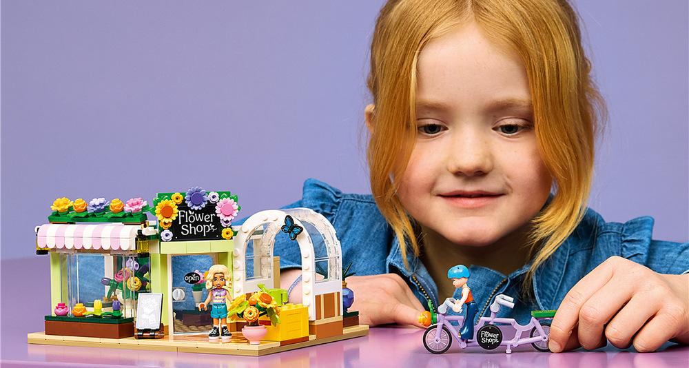 Stavebnica LEGO® Friends 42693 Kreatívne kvetinárstvo Nova a Astrid si rozdelia prácu v kvetinárstve as pokladňou, telefónom aj nožnicami rozohrávajú nové situácie.