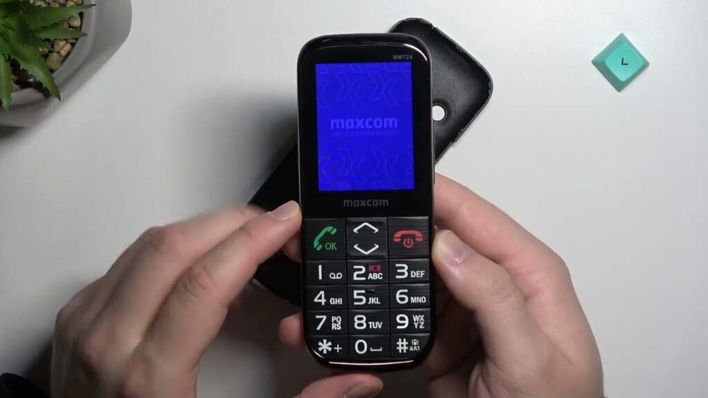 Mobilný telefón MaxCom MM724 Comfort čierny Mobilný telefón MaxCom MM724 Comfort čierny
