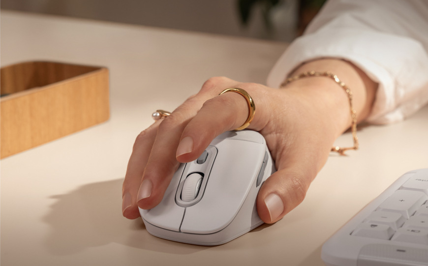 Ruka ovládajúca svetlú bezdrôtovú myš zo setu Logitech Signature MK880 Comfort Plus