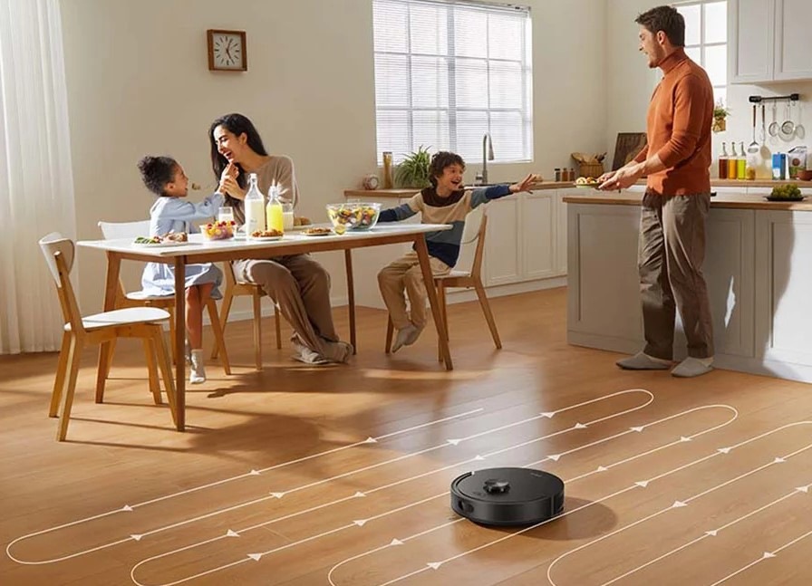 Robotický vysávač Dreame F20 Plus čierny Robotický vysávač Dreame F20 Plus je v kuchyni a mapuje priestor na vytvorenie optimálnej trasy upratovania.