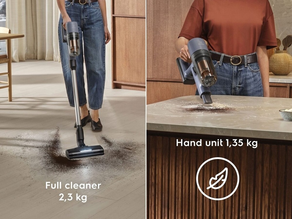 Tyčový vysávač Electrolux 700 Hygienic EP72H21WET modrý Vľavo žena vysáva neporiadok z podlahy vysávačom Electrolux - pod ním info o váhe 2,3 kg. Vpravo vysáva neporiadok z kuchynskej linky pomocou ručnej jednotky – pod ňou info s váhou 1,35 kg.