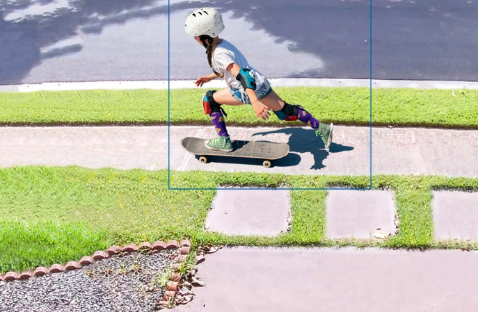 IP kamera TP-Link Tapo TC46 automaticky sleduje pohyb dieťaťa na skateboarde pomocou AI detekcie