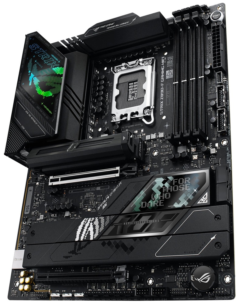 Základná doska Asus ROG Strix Z890-F GAMING WIFI Na fotke je doska fotená zhora pod miernym uhlom: vľavo hore dominuje vysoký kryt zadného I/O s typickým ROG/Polymo motívom, uprostred je pätica Intel LGA1851 a napravo vedľa nej štvorica slotov DDR5 DIMM. V spodnej polovici sú vidieť rozširujúce sloty (hlavný dlhý PCIe 5.0 x16 pre grafiku a pod ním ďalší dlhý PCIe 4.0 x16 pre rozšírenie) a veľké chladiče, pod ktorými sú schované M.2 pozície a čipset. Pozdĺž spodnej hrany dosky sú vyvedené hlavne interné konektory pre skriňu: Front Panel Audio (F_AUDIO) pre slúchadlá/mikrofón na čele, Front Panel System (F_PANEL) pre tlačidlo Power/Reset a LEDky, interné headery pre USB 2.0 a USB 5Gb/s (pre predné USB porty sk panel, ďalej Addressable Gen2 (ARGB) headery pre adresovateľné podsvietenie a tiež header pre Thunderbolt/USB4 a teplotné čidlo; 4× SATA 6Gb/s porty sú potom pri pravom spodnom okraji natočené do boku.