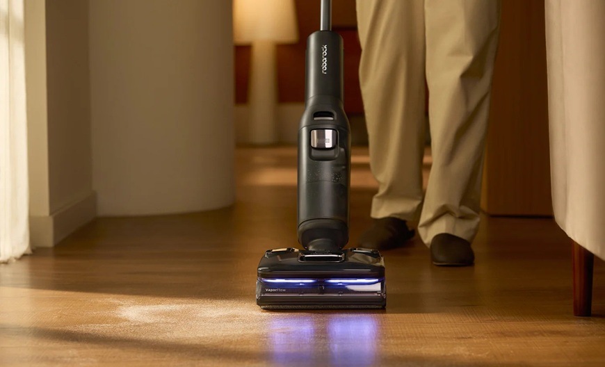 Čistič tvrdých podláh Roborock F25 Ultra čierny Muž vysáva s vysávačom Roborock F25 Ultra v obývacej izbe. Vysávač je opatrený modrým svetlom.