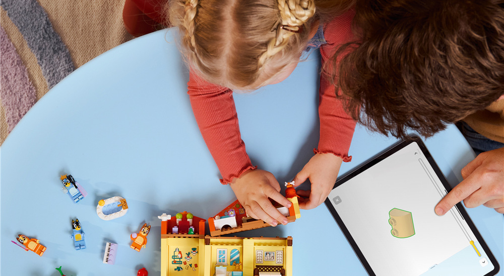Stavebnica LEGO® Bluey 11203 Bluey a její rodinný dům Rodinný dom Bluey predstavuje kreatívny darček, ktorý spája obľúbený seriál, stavanie a dlhodobé rodinné hranie