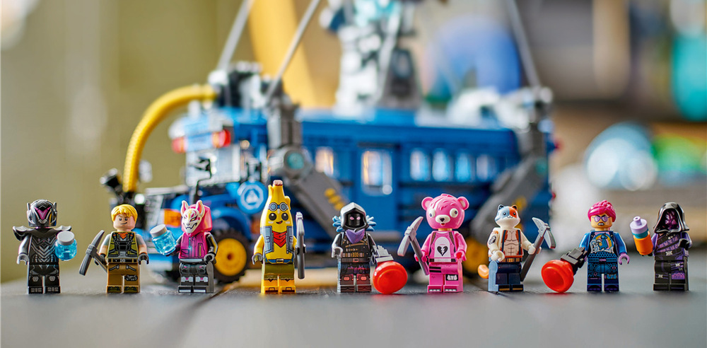 Stavebnica LEGO® Fortnite® 77073 Battle Bus Oddeliteľný balón umožní posádke vystúpiť a vyraziť za dobrodružstvom, zatiaľ čo model ozdobí detskú izbu.