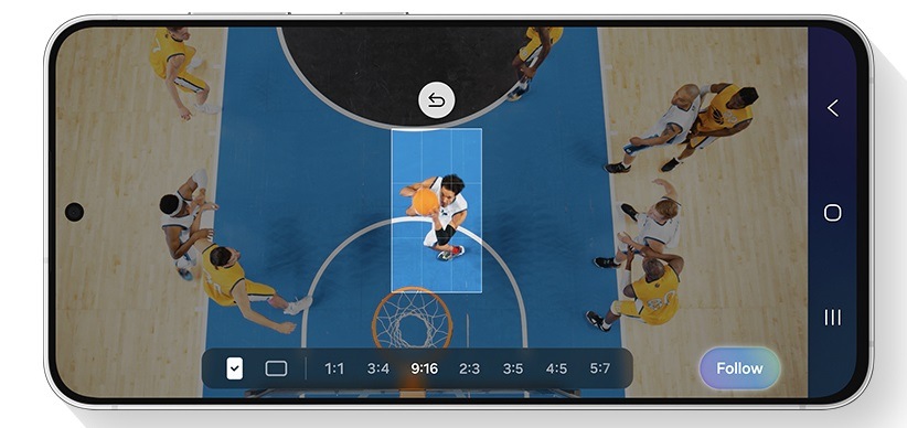 Mobilný telefón Samsung Galaxy S26 FE 5G 8 GB / 128 GB fialový Predný pohľad na telefón Galaxy S26 FE v orientácii na šírku, ktorý zachytáva pohľad zhora na basketbalový zápas. Vertikálny rámček s pomerom strán 9:16 zdôrazňuje hráča uprostred, ktorý sa pripravuje na strelu, zatiaľ čo zvyšok obrazovky je stmavený, čo znázorňuje funkciu My FanCam sledujúci vybraný objekt. Panel nástrojov pod obrazovkou zobrazuje možnosti pomeru strán 1 : 1, 3 : 4, 9 : 16, 2 : 3, 3 : 5, 4 : 5 a 5 : 7 a vpravo tlačidlo Sledovať.