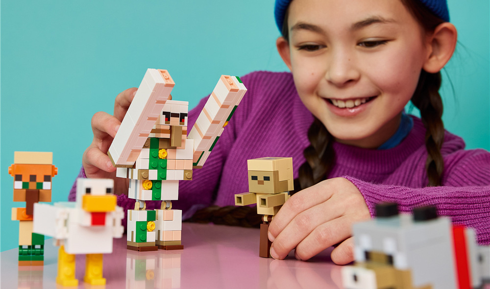 Stavebnica LEGO® Minecraft® 21592 Kuřecí žokej a útok v poušti Známe postavičky LEGO Minecraft umožňujú deťom preniesť obľúbený herný svet z obrazovky priamo do izby.