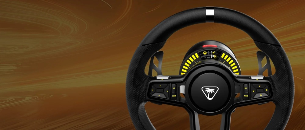 Detailný záber na integrovaný digitálny displej volantu KD3 Direct Drive s užívateľským rozhraním v žltej farbe.