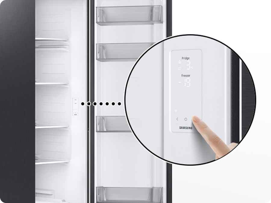 Vnútorný priestor chladničky Samsung RS57DG410EM9EO, v krúžku je detail vnútorného ovládacieho panelu chladničky