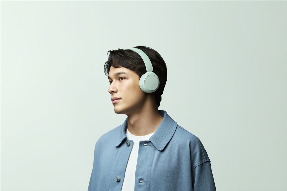 Muž v interiéri nosia slúchadlá Sony WH-CH530